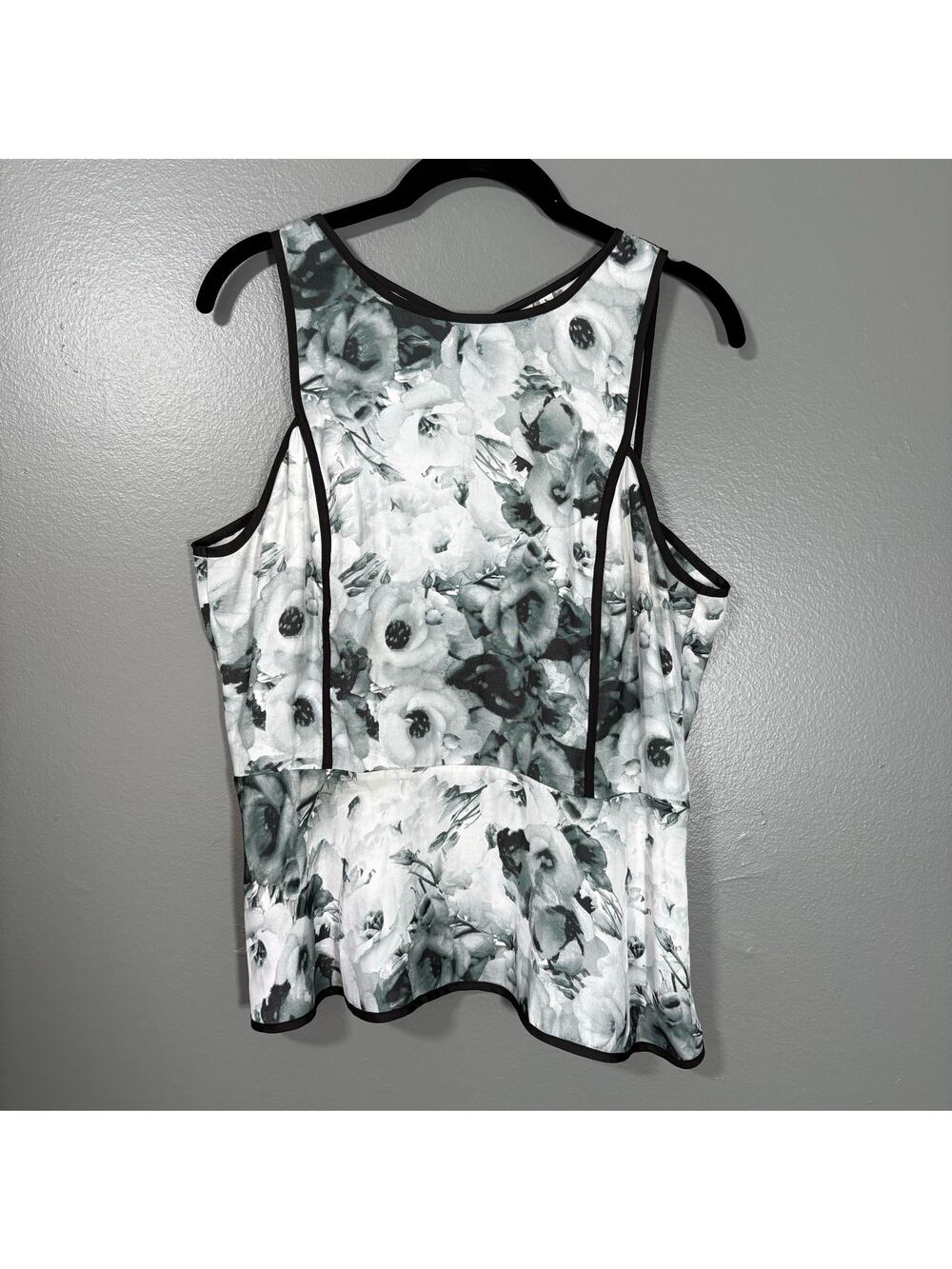 BB Dakota Women's Black & White Floral Sleeveless Blouse - Size Large - Peplum